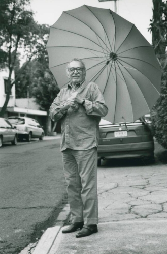 Gabriel García Márquez bajo un paraguas