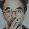 Roberto Bolaño fumando sorprendido