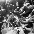 Requetés-del-Tercio-del-Rey-precariamente-calzados-al-calor-de-la-hoguera-en-el-puerto-de-Navafría-en-octubre-de-1936.-Foto-Sebastián-Taberna.-ATB.